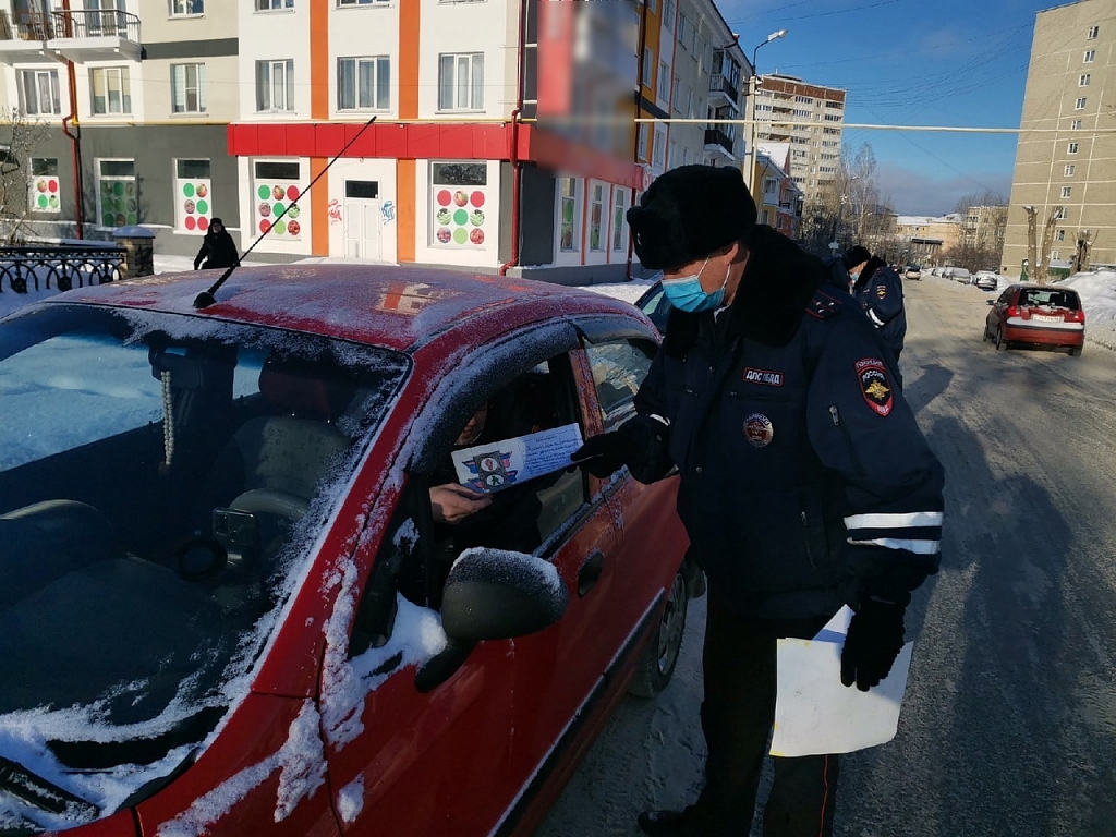 Инспекторы ГИБДД Первоуральска вручали водителям послания от детей